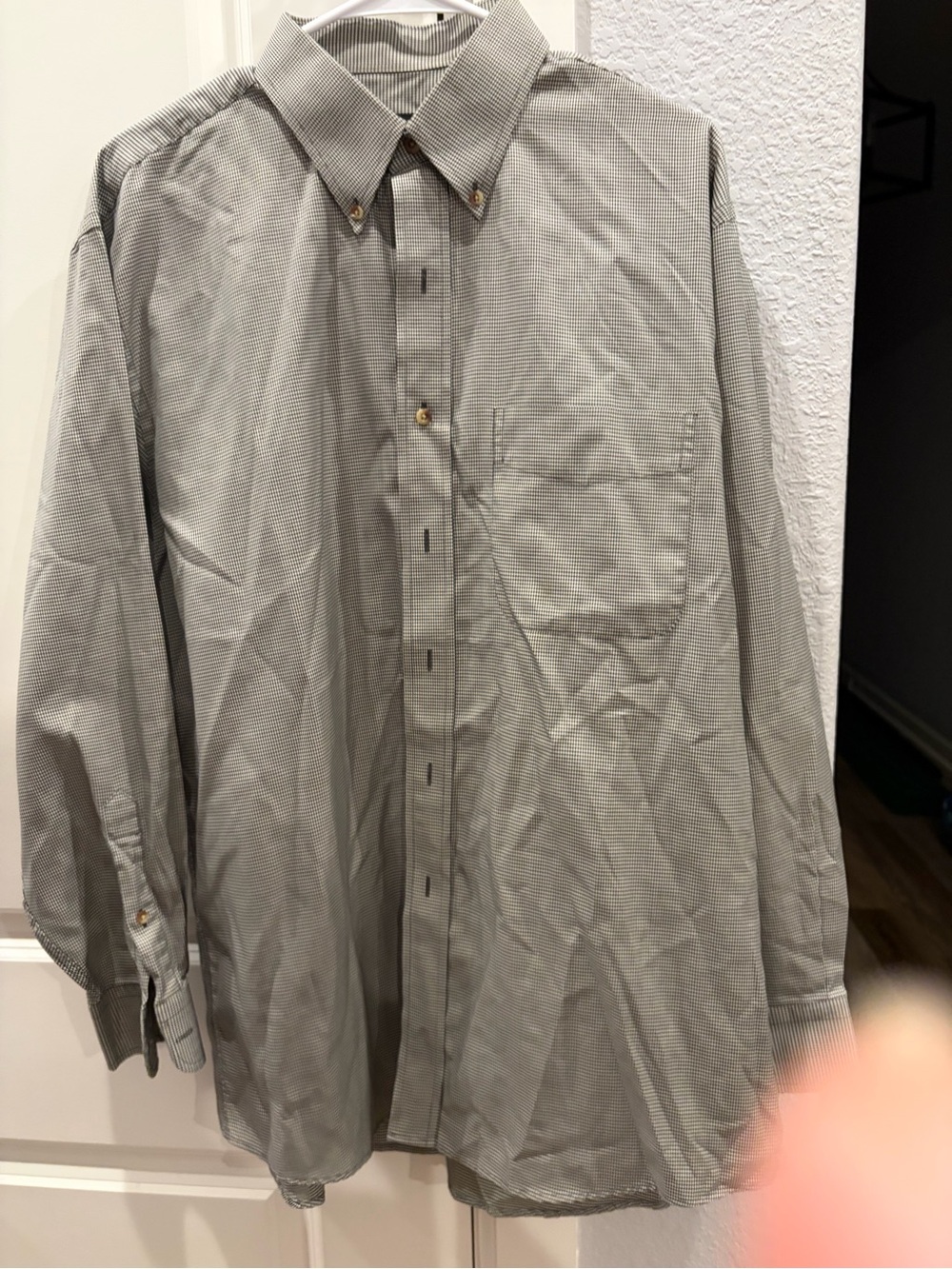 Jos. A. Bank Men's Light Gray and Black Houndstooth Button-Down Dress Shirt